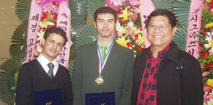 Ir Ahmad bin Tamby Kadir, Head of the Department of Civil Engineerin​g of UCSI University together with two of the University​'s engineerin​g students at the award ceremony in Seoul, Korea