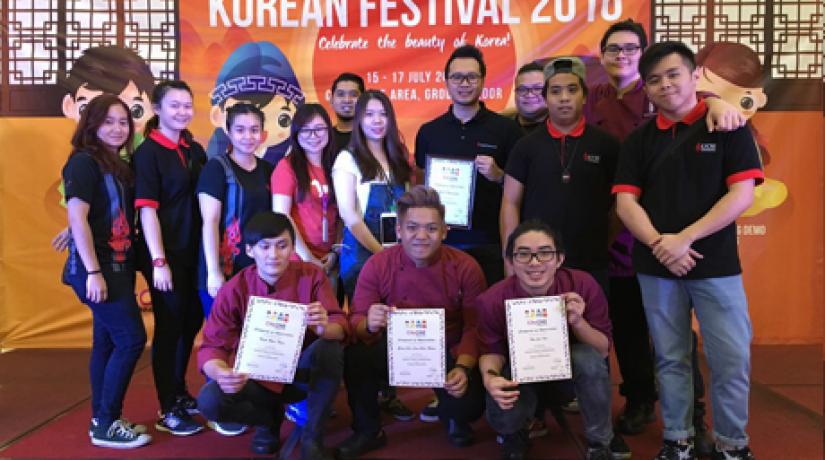 APPRECIATIVE: The staff and culinary arts students of UCSI Sarawak campus walked home with a Certificate of Appreciation given by the management team of CityONE Megamall, Kuching.