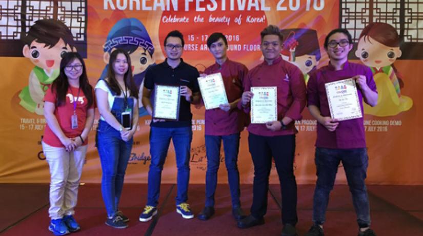 DELIGHTED: The culinary arts team from UCSI Sarawak campus share a light moment with Wendy Tnay, the A&P Executive of CityONE Megamall, Kuching (second from left) at the event.