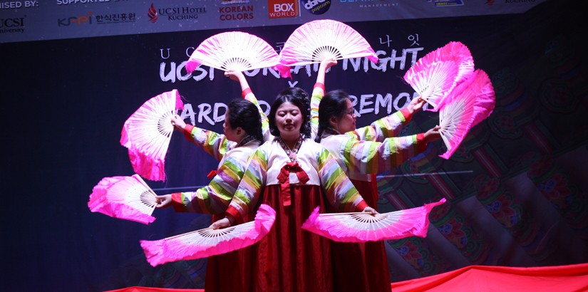 One of the traditional fan dance performance.