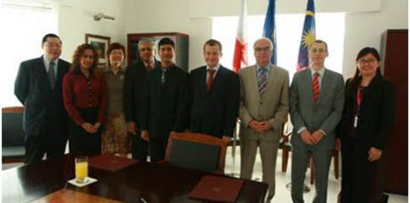 A group photo of UCSI University's Faculty of Management & Information Technology (FoMIT) and International University Placement Centre (IUPC) together with His Excellency Prof Adam W. Jelonek, Professor Witold Bielecki and Mr Robert Andrzejczyk
