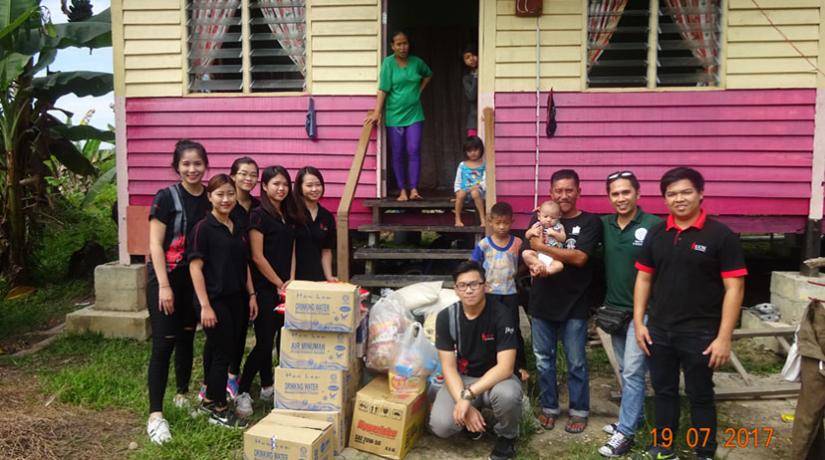 Hope Place member, Peter and the organising committee deliver much-needed food items to Amshah’s family who has many children. 
