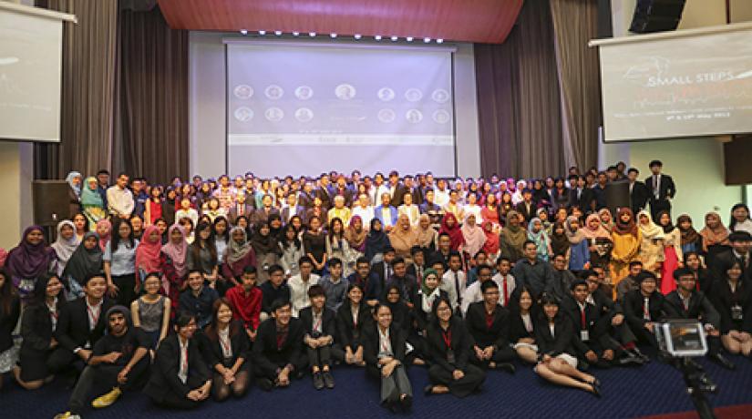  GROUP PHOTO: The guest of honour, winners and participants of Malaysia’s Top 10 Most Impactful Young Leaders’ awards ceremony organised by UCSI University’s scholarship students.