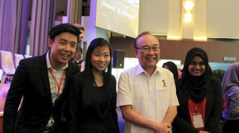  Meet and Mingled session with Senator Datuk Paul Low, Minister in the Prime Minister’s Department. (From left to right) Lai Hao Cherng, ULLS 2015 Awards Director, Suzanne Ling, UCSI Scholars' Club president; Fadzilah Binti Najumudeen, ULLS2015 Programme 