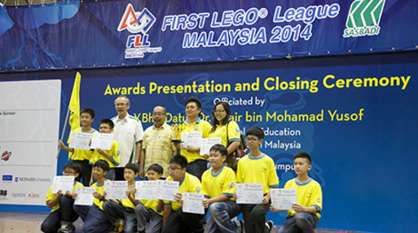  WINNERS ALL: Tuan Haji Mohd Anuar, Deputy Director of Co-curricular and Arts Division (fourth from left) and Mr Law King Hui, Managing Director of Sasbadi (third from left) with one of the winning teams of the FIRST Lego League Malaysia Championship.