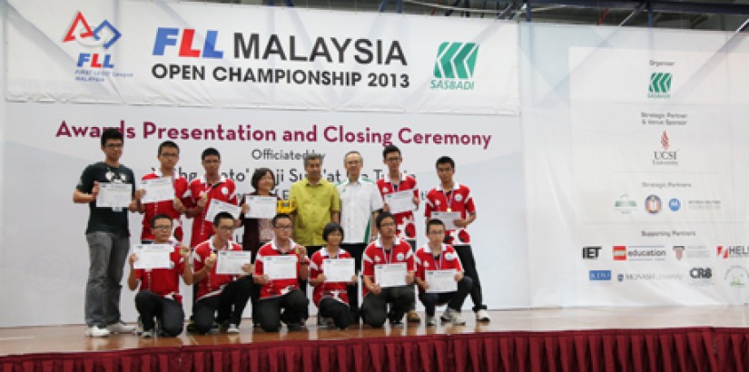  ALL SMILES: Tuan Haji Ahmad Tajudin Bin Jab, Director of Technical & Vocational Education Division, Ministry of Education (fourth from left) and Law King Hui (fifth from left), Managing Director of Sasbadi with the Champion’s Award (Gold) winners. The wi