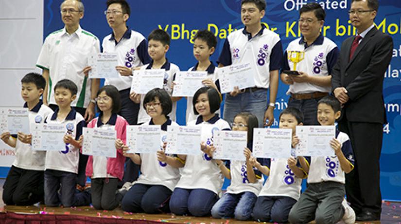  YOUNG BUT BRILLIANT: Mr Law King Hui, Managing Director of Sasbadi (first from left) and Ir Asst Prof Liew Chia Pao, deputy dean of UCSI’s Faculty of Engineering, Technology and Built Environment (first from right) with one of the winning teams of the FI