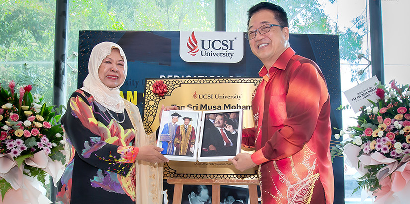 FITTING TRIBUTE: UCSI University council chairman Dato’ Peter Ng presenting a momento to Puan Sri Fauziah Shahrom during the dedication ceremony.