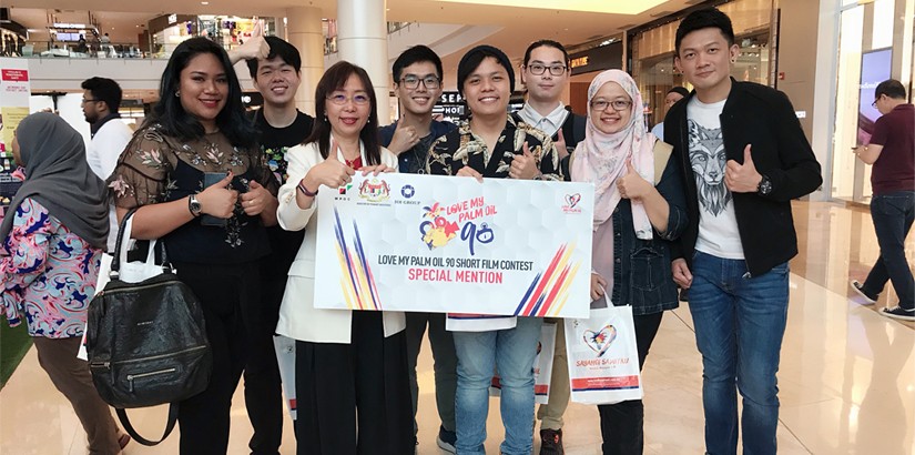 Mark Ryan Kimura and Athirah Zaini (second from right) and YB Teresa Kok with their winning certificate