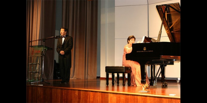  Mr Dennis Lee and Mdm Toh Chee Hung perform during the UCSI University School of Music Maestro Series Recital.