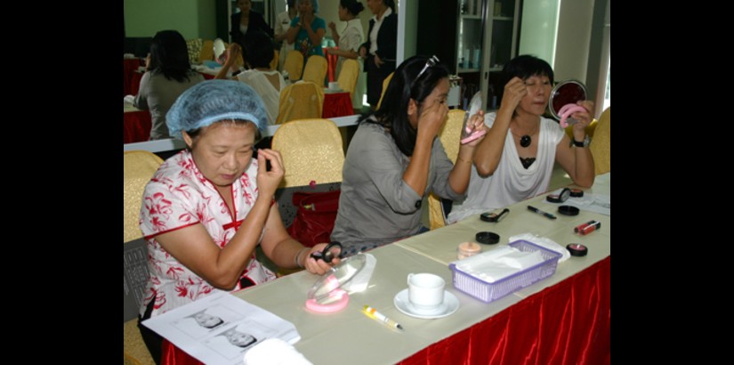  Class participants practicing make-up techniques during the Laurent Bleu Skin Science Academy’s “Gorgeous Skin and Make-Up Tips” workshop held at the Laurent Bleu Skin Science Centre in Cheras.