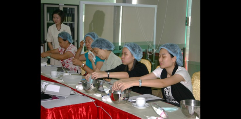 Class participants undergoing mini-facials while learning about skin care during the Laurent Bleu Skin Science Academy’s “Gorgeous Skin and Make-Up Tips” workshop at the Laurent Bleu Skin Science Centre, Cheras.