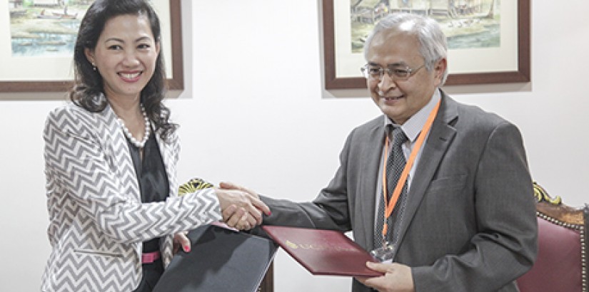  THE MOU EXCHANGE: Ms Chua Siew Chuan, President of MAICSA and Senior Professor Dato’ Dr Khalid Yusoff, Vice-Chancellor and President of UCSI University shook hands on new beginnings.