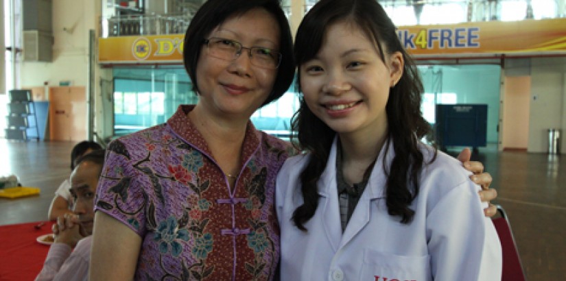 Puan Wong Yoke Sue with her daughter Melissa after the ceremony