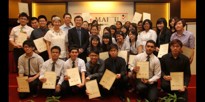  A jubilant group of scholarship awardees posing with the guests of honor.