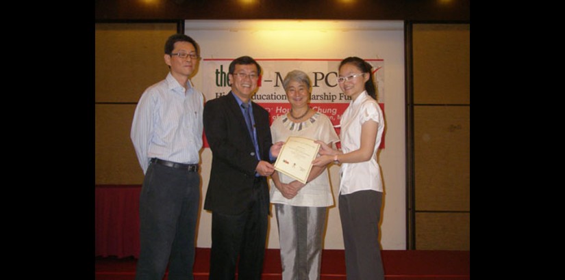  A happy See Ee Von posing with guests of honor who present her with the scholarship to study at UCSI University in September