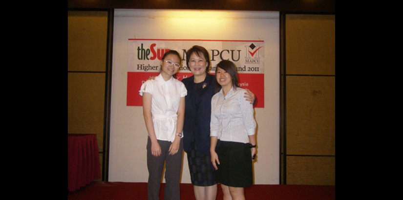  Ms Margaret Soo giving Yanxian and Ee Von an encouraging hug - both scholars will begin their Foundation in Architectural Studies at UCSI University’s KL campus this September.