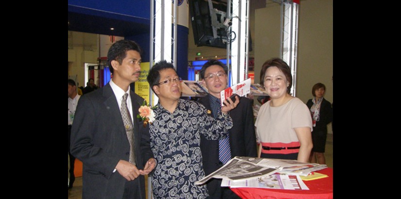  Dato' Peter Ng briefing En. Rusli when the guest-of-honour visited the UCSI University booth.