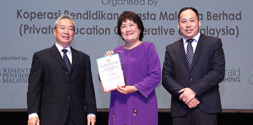 Director of Centre of Languages, Margaret Soo Boon Yoke, receives National Outstanding Educator Award – Highly Commended.