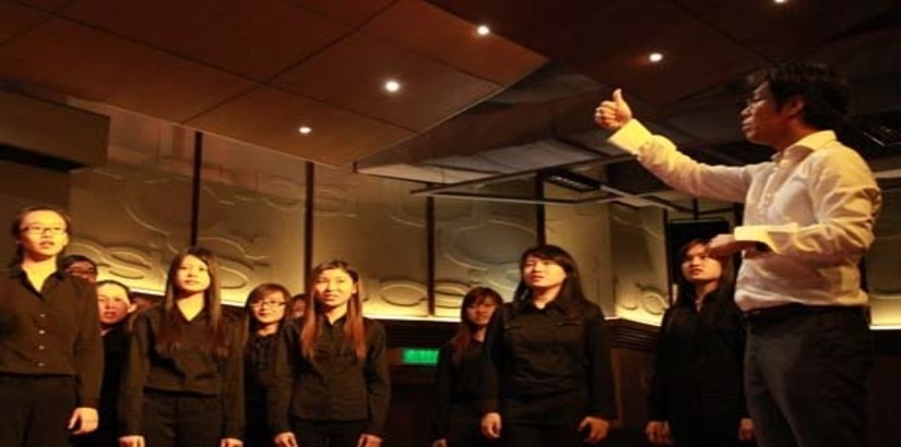  ENGAGING SESSION: Malaysian-born Bass-baritone and Choral Conductor Mak Chi Hoe (most left) teaching UCSI University Music students the proper way of singing and checking their voice synchronization during the Masterclass.