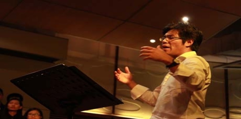  TOTAL FOCUS: Malaysian-born Bass-baritone and Choral Conductor Mak Chi Hoe conducting the Malaysian Medley during his Masterclass with UCSI University Music students.