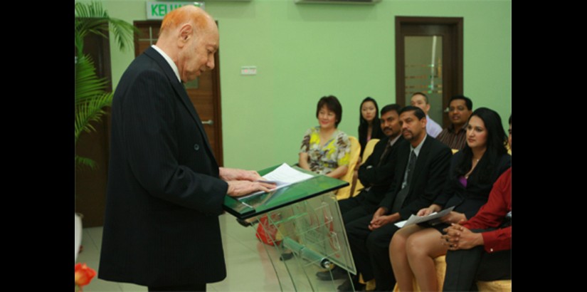  Dato’ Dr S. Harnam, the former president of SAAaRMM, informing the students of the inception of the society in Malaysia during his speech