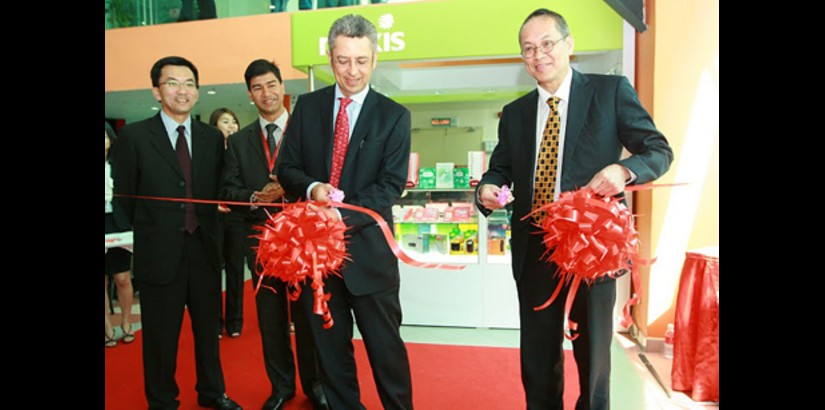  Mr. Mohamed Fitri B. Abdullah, Senior Vice President, Maxis Business Division, and Dr. Robert Bong, Vice Chancellor, UCSI University cuts the ribbon to officiate the Maxis booth at UCSI University. Looking on is Mr. Jeff Chong, Head of Regional Sales