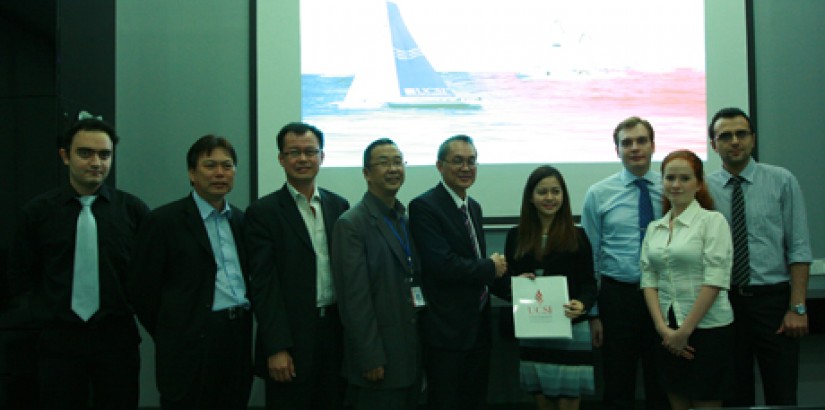 The winning team receives a token of appreciation from Dr. Robert Bong, Vice Chancellor, UCSI University. The winning team receives a token of appreciation from Dr. Robert Bong, Vice Chancellor, UCSI University.