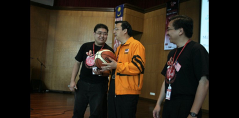 YB Dato' Liow getting ready to launch the Merdeka Sports Open