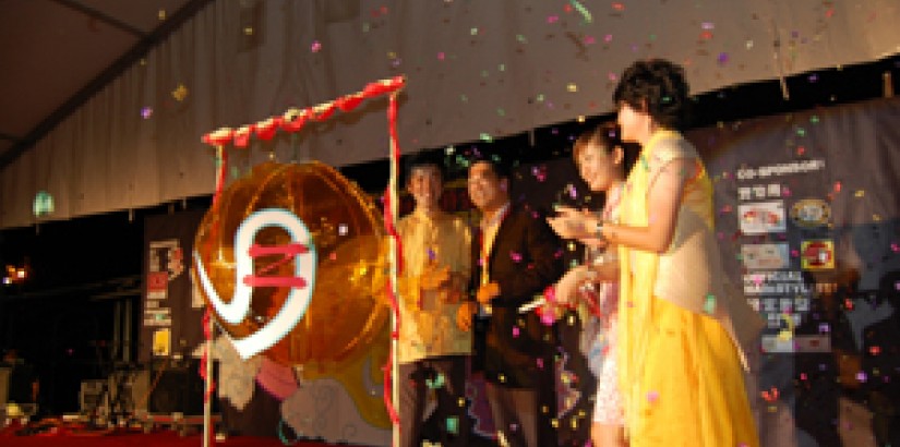 UCSI Group President & Vice Chancellor Peter Ng (second from left) launching the Mid-Autumn Celebration