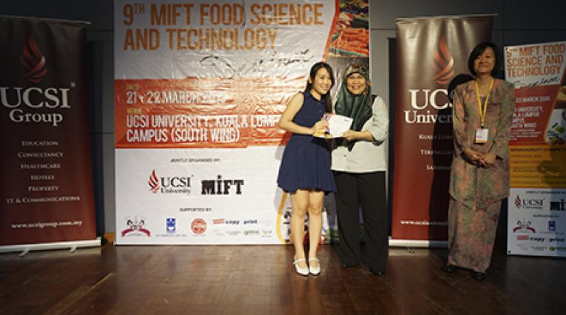  Cheong Ai Mun (left) receiving her first-place certificate from Dr Siti Noorbaiyah Abdul Malek (centre), President of the Malaysian Institute of Food Technology as Assoc Prof Dr Chan Hor Kuan (right), dean of UCSI’s Faculty of Applied Sciences looks on.