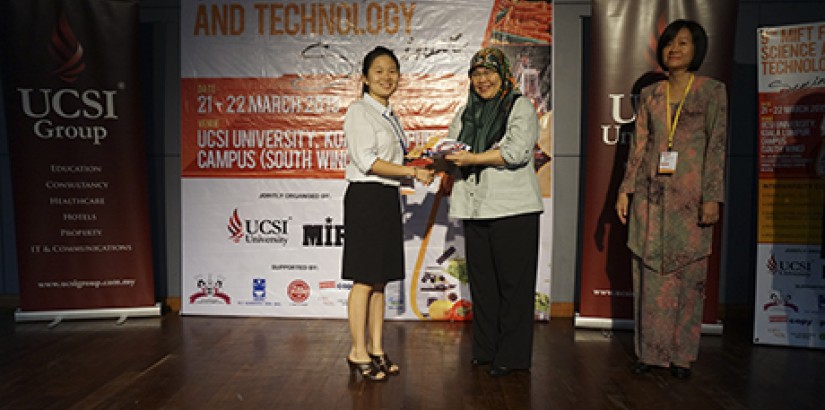  Ghan Sheah Yee (left)’s research on the antioxidant properties of the gaharu leaves won second place in the Postgraduate Poster Competition.