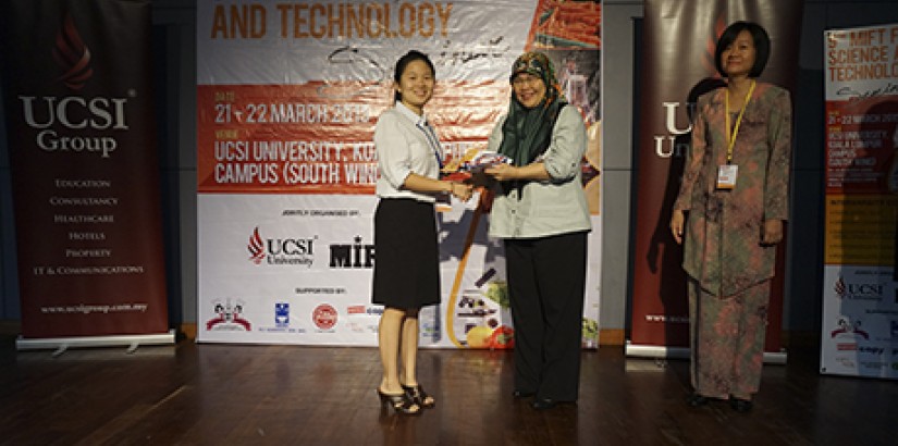 Ghan Sheah Yee (left)’s research on the antioxidant properties of the gaharu leaves won second place in the Postgraduate Poster Competition. Ghan Sheah Yee (left)’s research on the antioxidant properties of the gaharu leaves won second place in the Postgraduate Poster Competition.