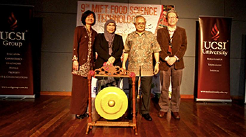  (left-right) Assoc Prof Dr Chan Hor Kuan, Dr Siti Noorbaiyah Abdul Malek, Senior Prof Dato’ Dr Khalid Yusoff and Prof Dr Teoh Kok Soo during the opening ceremony for the 9th MIFT Food Science and Technology Seminar.