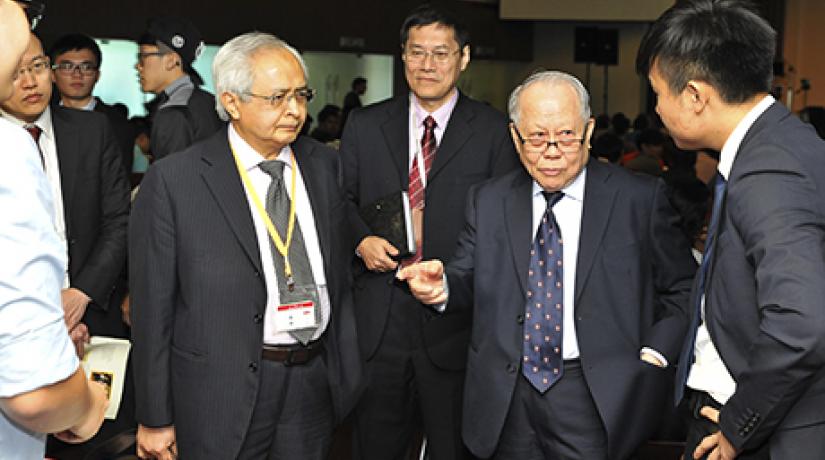  THE EXHIBITION: President of UCSI-MINDS student chapter, Ee Kai Shen, explaining about some exhibitions to the founder of MINDS, Tan Sri Datuk Dr Augustine Ong and UCSI’s Vice-Chancellor and President, Senior Prof Dato’ Dr Khalid Yusoff.
