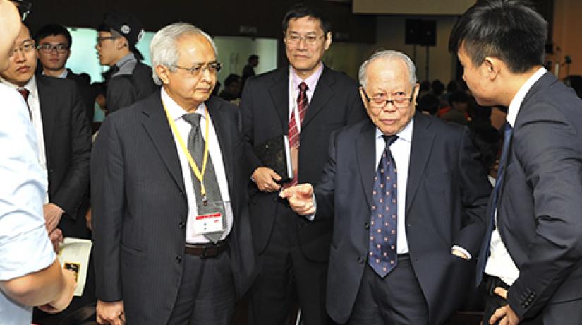 THE EXHIBITION: President of UCSI-MINDS student chapter, Ee Kai Shen, explaining about some exhibitions to the founder of MINDS, Tan Sri Datuk Dr Augustine Ong and UCSI’s Vice-Chancellor and President, Senior Prof Dato’ Dr Khalid Yusoff. THE EXHIBITION: President of UCSI-MINDS student chapter, Ee Kai Shen, explaining about some exhibitions to the founder of MINDS, Tan Sri Datuk Dr Augustine Ong and UCSI’s Vice-Chancellor and President, Senior Prof Dato’ Dr Khalid Yusoff.