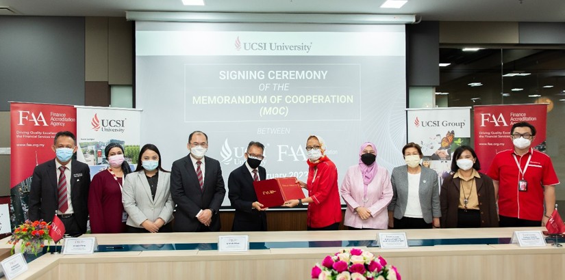 UCSI Group Chief Executive Officer (CEO) and UCSI University Vice-Chancellor, Professor Datuk Ir Ts Dr Siti Hamisah Tapsir (right) and Chief Executive Officer, Finance Accreditation Agency, Mr Khairul Nizam (left) accompanied by Professor Datuk Dr Rohana 