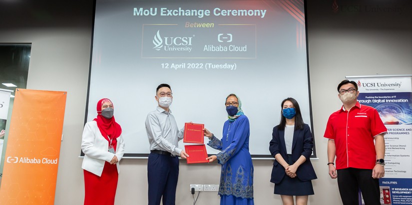 Dr Siti Hamisah (center) exchanging the MOA documents with Kun Huang (second, left) during the ceremony today.