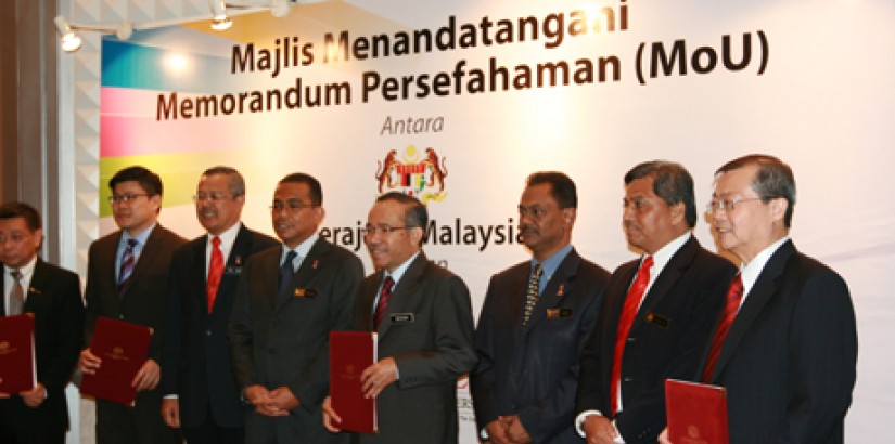  GROUP PORTRAIT (From right to left): UCSI Deputy Vice-Chancellor (Academic Affairs and Research) Prof. Emeritus Dr. Lim Koon Ong, MOHE Secretary General YBhg. Datuk Ab Rahim bin Md Noor (fourth from right), Higher Education Minister YB Dato' Seri Mohamed