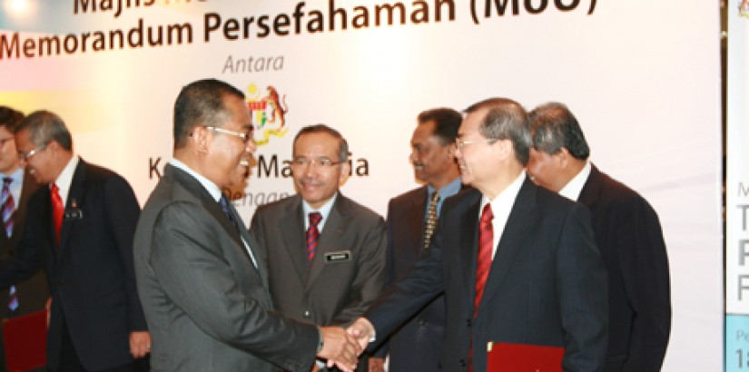  STRONG TIE-UP (From left to right): Higher Education Minister YB Dato' Seri Mohamed Khaled Nordin in the midst of congratulating UCSI Deputy Vice-Chancellor (Academic Affairs and Research) Prof. Emeritus Dr. Lim Koon Ong after the MoU signing ceremony.