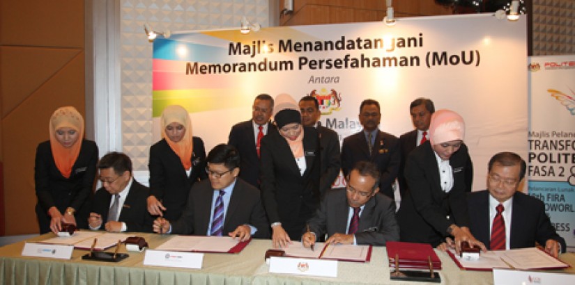  STRONG TIE-UP (Seated from right to left): UCSI Deputy Vice-Chancellor (Academic Affairs and Research) Prof. Emeritus Dr. Lim Koon Ong, MOHE Secretary General YBhg. Datuk Ab Rahim bin Md Noor and representatives from Sunway College Kuching and EC-Council