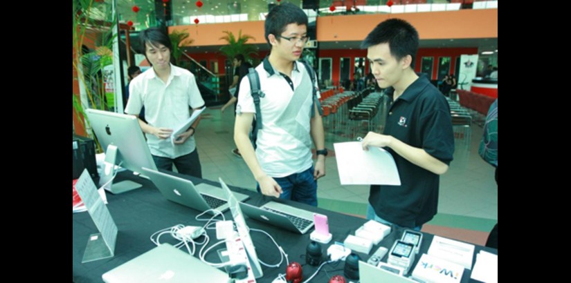  UCSI University students enquire about some of the Apple products offered by Tristar Digital.
