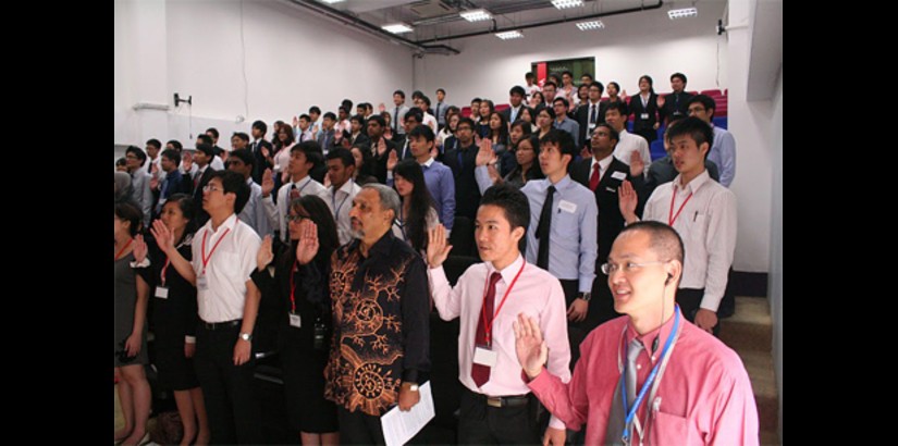  Participants and guests at the Malaysia Public Policy Competition (MPPC) 2011, taking the ‘Rukun Negara’ oath