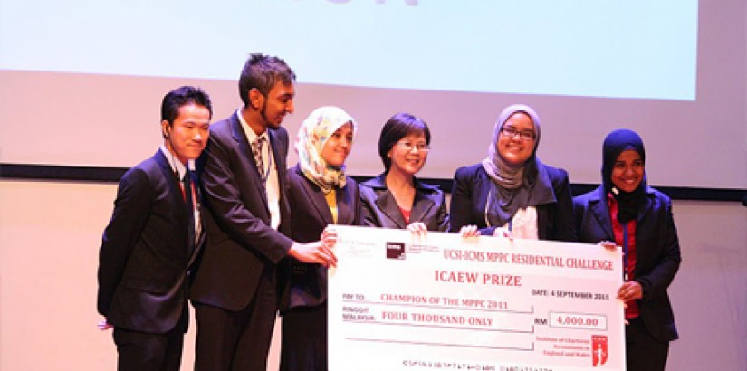The winners of the inaugural Malaysia Public Policy Competition (MPPC) 2011, being presented with the first prize sponsored by ICAEW