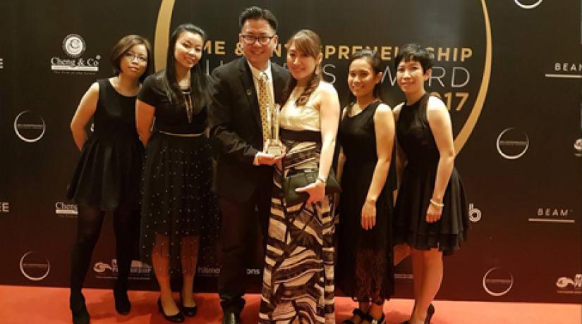 Crown Clinic, founded by Dr Lim Wan Chyi (third from right), recently received the Service Industry Excellence award in recognition of their expertise and professionalism in the field of medical aesthetics in Malaysia.