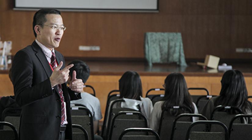 Assoc Prof Dr Toh Kian Kok speaking to the students before the event.