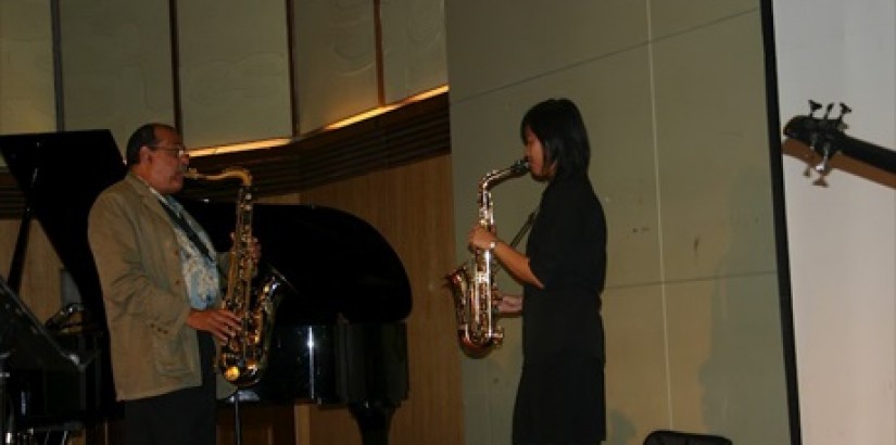 Two-time Grammy Award winner and one of the most versatile and prolific saxophone players in music,Ernie Watts,sharing a few pointers with a UCSI University student.