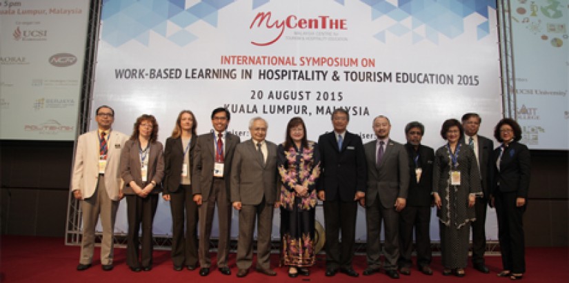 EDUCATION EXPERTS: Datuk Mary Yap (centre) flanked by Senior Prof Dato’ Dr Khalid Yusoff (left) and Major (K) Zolkarnain Bin Haji Jobshi (right), Director of Polytechnic Merlimau Melaka. With them are other MyCenTHE members and Symposium speakers (left-ri EDUCATION EXPERTS: Datuk Mary Yap (centre) flanked by Senior Prof Dato’ Dr Khalid Yusoff (left) and Major (K) Zolkarnain Bin Haji Jobshi (right), Director of Polytechnic Merlimau Melaka. With them are other MyCenTHE members and Symposium speakers (left-ri