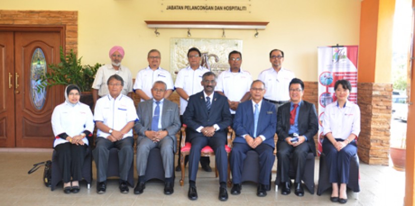 GROUP PORTRAIT: (Front row, from left): Associate Professor Dr Ratna Roshida Abd Razak, head, Programme Management Office, Ministry of Education; Major (K) Zolkarnain Hj. Jobshi, director of PMM; YB Datuk Wira Hj. Yunos bin Husin, State Exco for Education