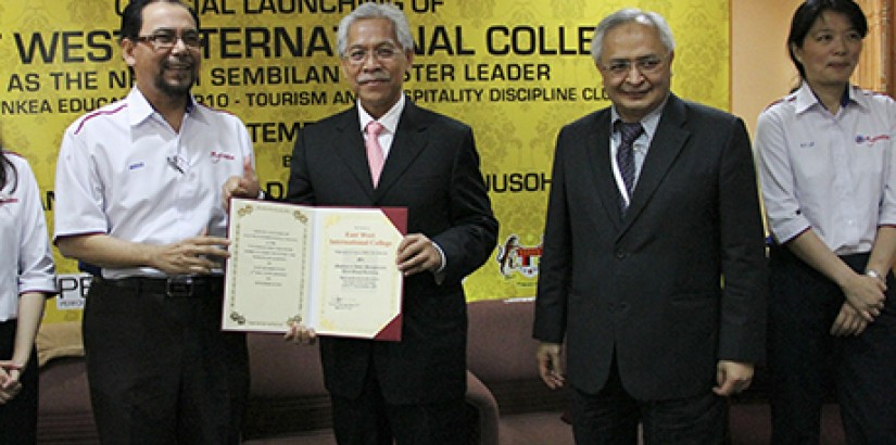 OFFICIAL LAUNCH (From left): East West International College (EWIC) CEO Prof Dato' Abdul Murad and Education and Higher Learning Minister II YB Dato' Seri Mohd Idris Jusoh officiating the launch of EWIC as MyCenTHE's cluster leader for the state of Negeri